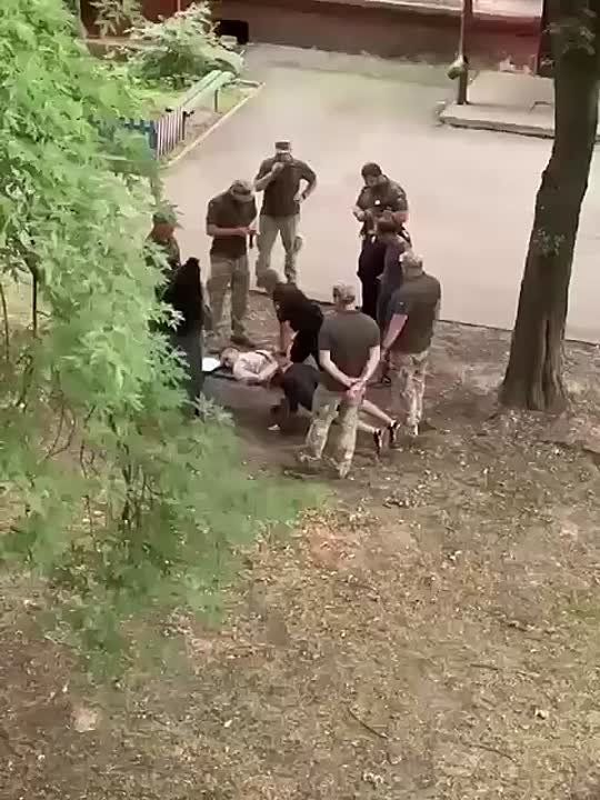 В Чернигове сотрудники ТЦК жёстко повалили на землю мужика в наручниках, который не сопротивлялся