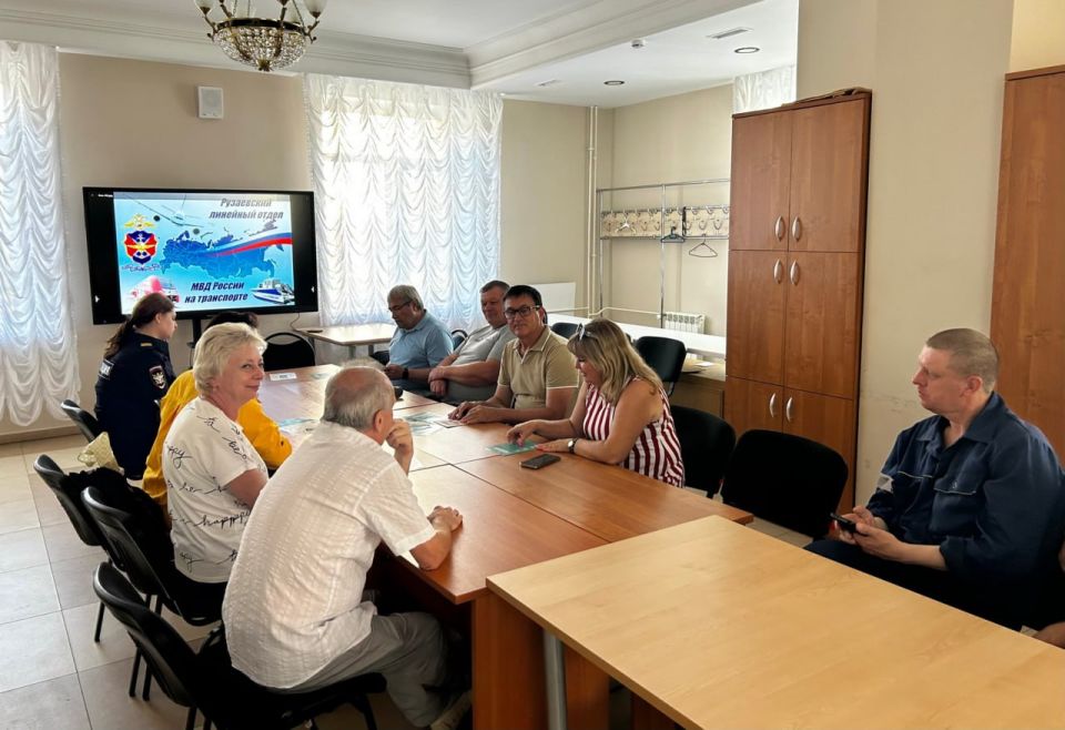 В Мордовии транспортные полицейские проводят профилактическую работу с населением В Мордовии транспортные полицейские проводят профилактическую работу с населением