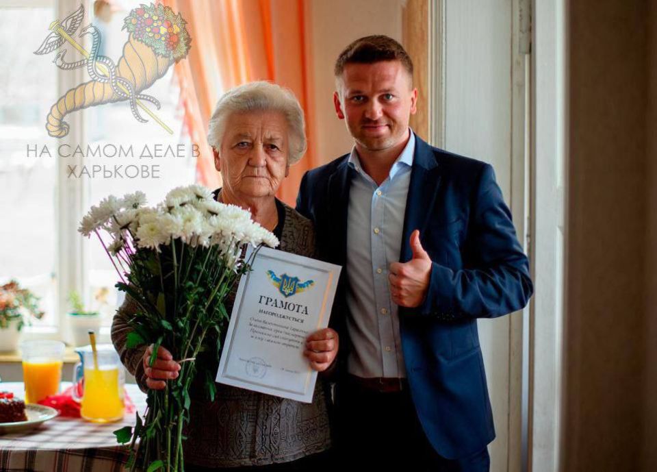 В Черниговском горсовете матери погибшего украинского солдата выдали грамоту «за воспитание героя»