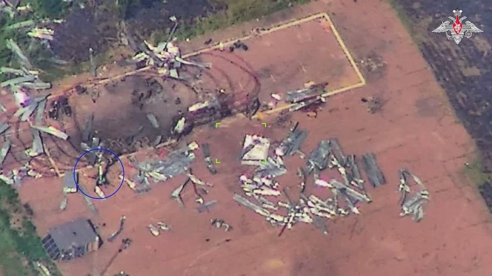 Минобороны России: Расчеты БПЛА «Герань-2» поразили пункт управления и места хранения беспилотных летательных аппаратов ВСУ в населенном пункте Красное Черниговской области