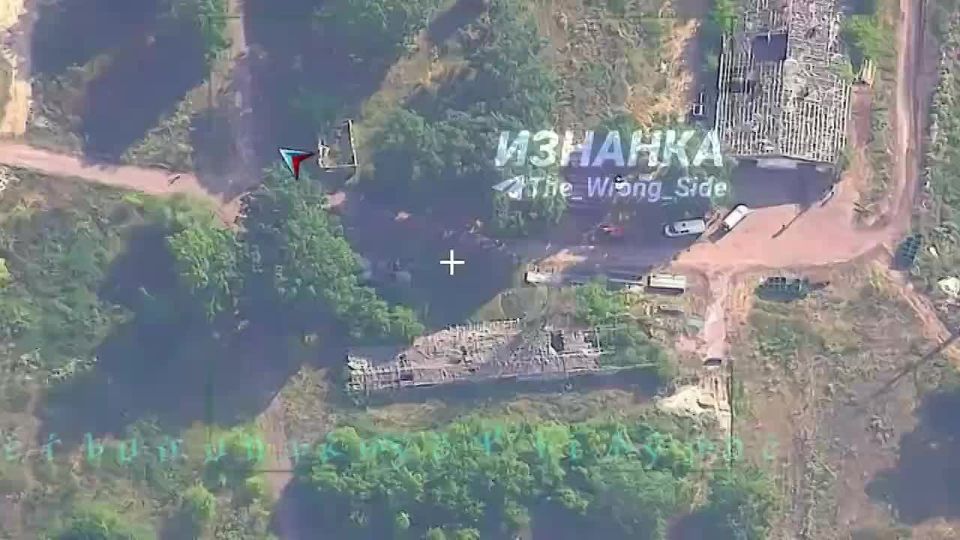 "Получай сарай ебаный".. Хохлы в Черниговской области решили соорудить склад в разбитых ангарах. Свезли сюда строительную технику, фуру и сами инспектировали это