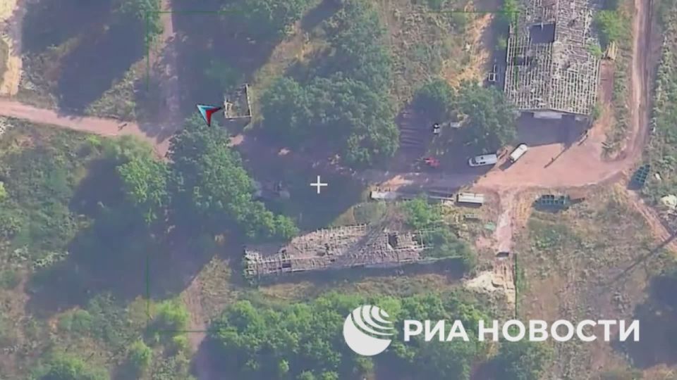 ВС России ударом "Искандера" уничтожили технику и до 20 военнослужащих ВСУ в Черниговской области, кадры удара показало Минобороны