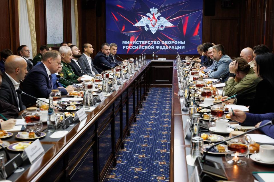 Андрей Руденко: Сегодня Министр обороны РФ Андрей Белоусов встретился с нами, военными корреспондентами Андрей Руденко: Сегодня Министр обороны РФ Андрей Белоусов встретился с нами, военными корреспондентами