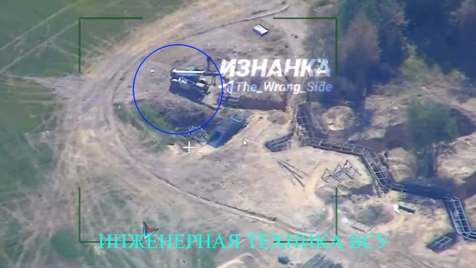 Повторные удары "Гераней-2" по инженерной технике, задействованной в возведении укреплений для ВСУ в районе приграничного села Бирино Черниговской области Повторные удары "Гераней-2" по инженерной технике, задействованной в возведении укреплений для ВСУ в районе приграничного села Бирино Черниговской области