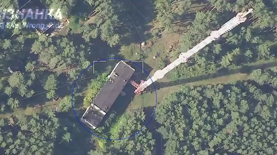 Очередные поражения аппаратных шкафов вышек связи и ретрансляции управления БпЛА дальнего действия ВСУ с применением БпЛА-камикадзе «Герань» в районе н.п. Холмы и н.п. Мамекино Черниговской области