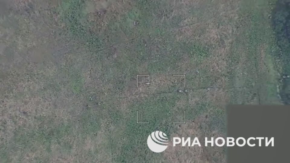 Кадры поражения подразделения спецназа ГУР ВСУ с применением беспилотников "Герань-2" в районе Жадово Черниговской области публикует Минобороны России