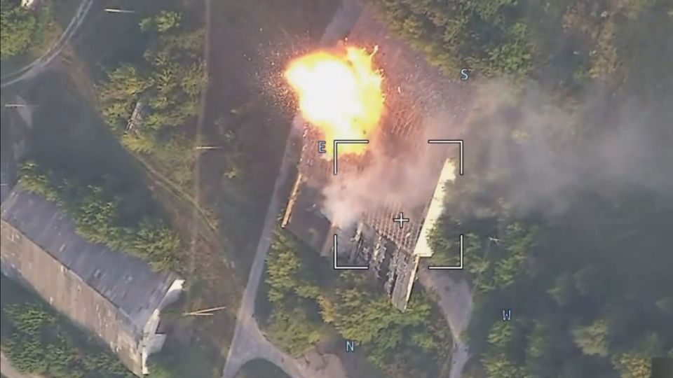 Прилет пяти "Гераней" по укрытию с техникой ВСУ возле села Бутовка Черниговской области Прилет пяти "Гераней" по укрытию с техникой ВСУ возле села Бутовка Черниговской области