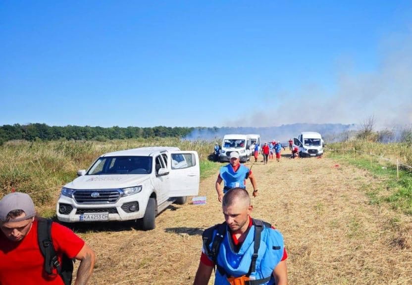 Ракетный удар ОТРК "Искандер-М" по полю рядом с фургонами и пикапами в Черниговской области Ракетный удар ОТРК "Искандер-М" по полю рядом с фургонами и пикапами в Черниговской области