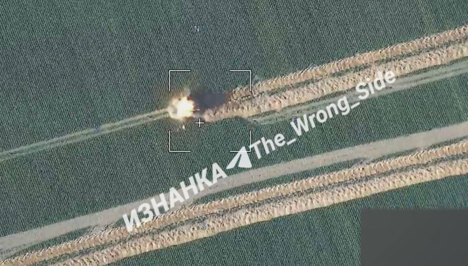 Очередной эпизод поражения украинской инженерной техники барражирующим боеприпасом «Ланцет» в районе села Лосевка Черниговской области Очередной эпизод поражения украинской инженерной техники барражирующим боеприпасом «Ланцет» в районе села Лосевка Черниговской области