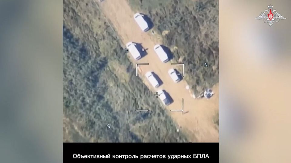 Ракетный удар ОТРК "Искандер-М" по полю рядом с фургонами и пикапами в Черниговской области Ракетный удар ОТРК "Искандер-М" по полю рядом с фургонами и пикапами в Черниговской области