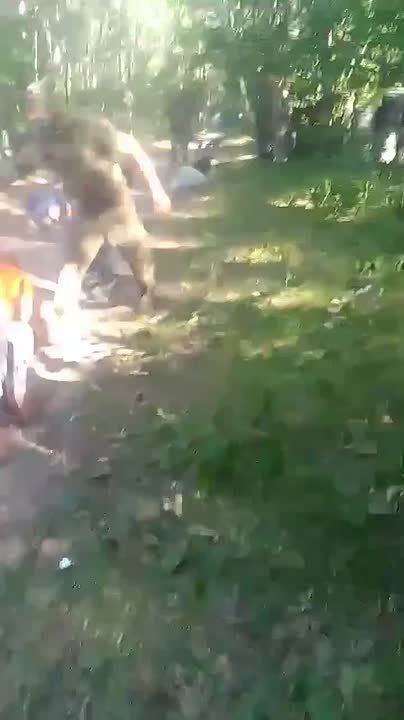 Мобилизованные украинцы в гражданском ползают по полигону в Черниговской области под музыку и звуки стрельбы