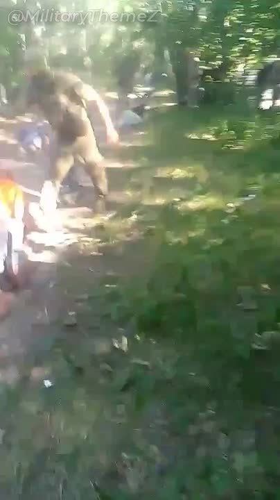 Так проходит подготовка бусифицированных в одной из учебок Черниговской области: ещё вчера ты развозил продукты работая курьером, а сегодня ползаешь в шортах и футболке под стрельбу и улюлюканье инструкторов