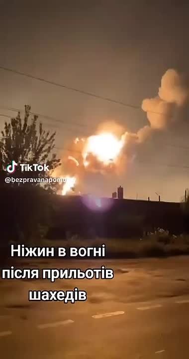 На видео — последствия удара "Гераней" по нефтебазе в Нежине Черниговской области