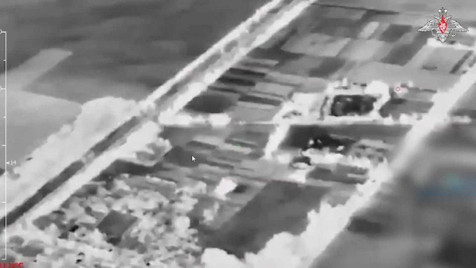 Минобороны РФ публикует кадры удара «Искандера» по позиции зенитного ракетного комплекса С-300ПС ВСУ в населенном пункте Прогресс в Черниговской области