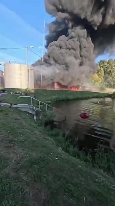 Украинский пожарный снял момент прилёта реактивной "Герани-3" по нефтебазе в Черниговской области