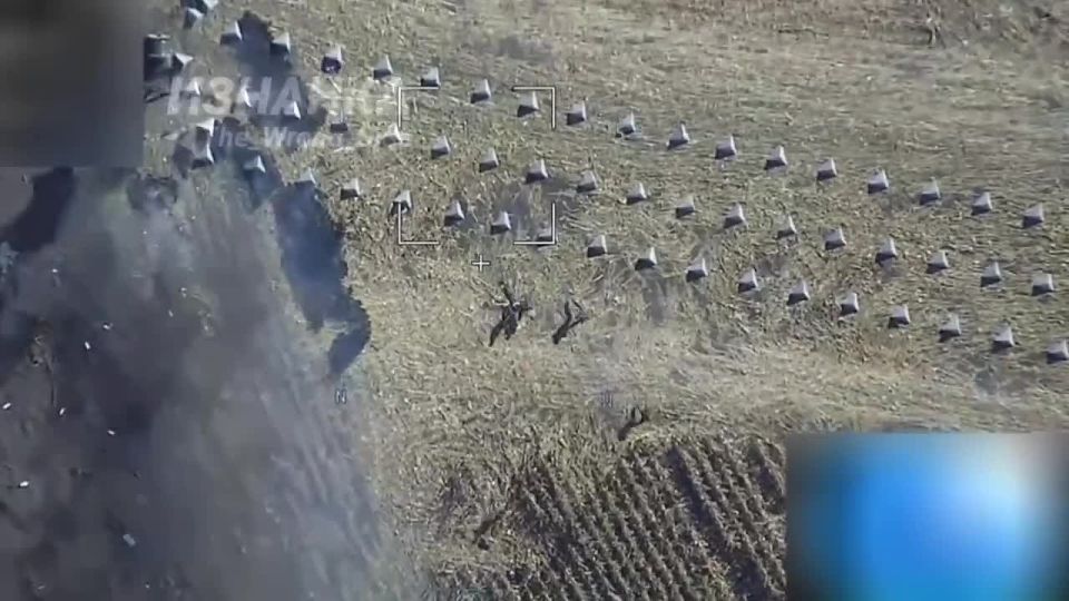 Владислав Шурыгин: На видео представлено уничтожение «Ланцетами» инженерной техники ВСУ в районе н.п. Погорельцы, которая использовалась для строительства оборонительных сооружений в Черниговской области в зоне СВО