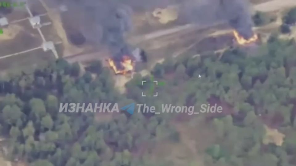 А вот и объективный контроль вчерашнего удара двумя баллистическими ракетами ОТРК «Искандер» по полигону ВСУ в Черниговской области (координаты: 51.274917, 30.796988). Расстояние до границы с Россией не менее 115 км