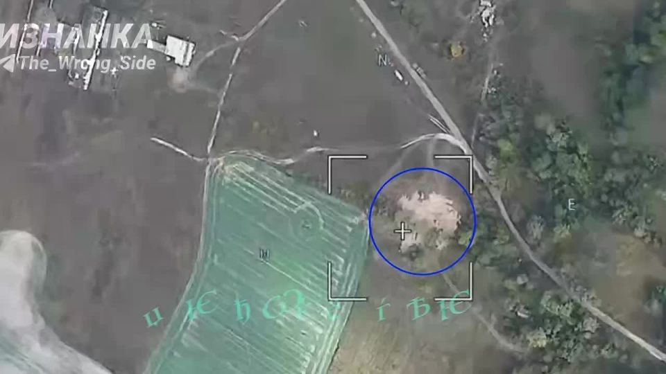 Российские войска комбинированным ударом “Гераней” и “Ланцетов” уничтожили пункт управления БПЛА в Черниговской области, сообщает Telegram-канал “Изнанка”