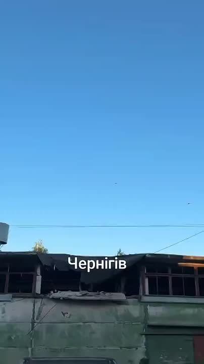 Чингис Дамбиев: Украинский самолет Як-52 пытается сбить русский дрон-камикадзе "Герань" в небе над Черниговым