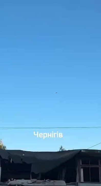 Жители Чернигова сняли неудачную попытку перехвата реактивной "Герани-3" украинским Як-52, превращенным противником в импровизированный истребитель дронов