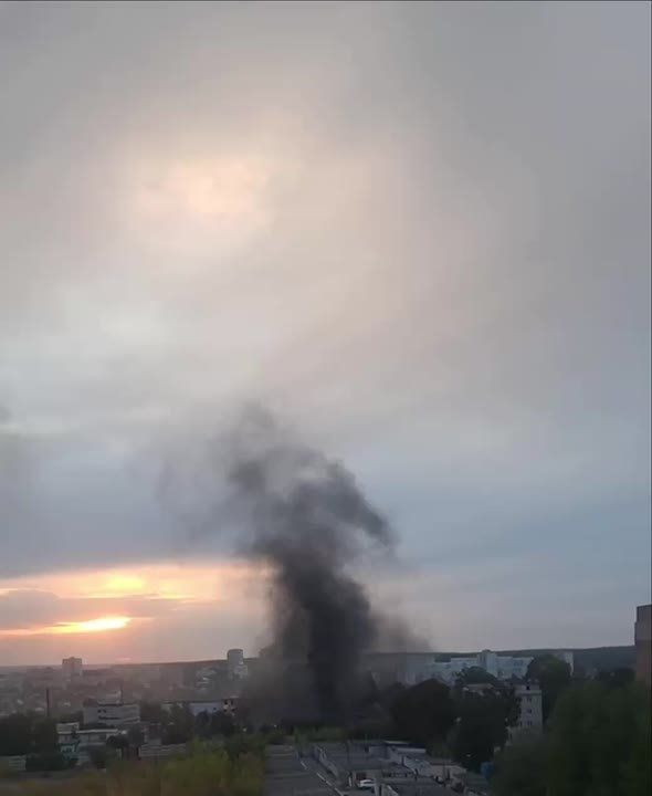 А вот аккуратно зафиксированные прилеты по военной части ВСУ в Харькове (1, 2, 3 видео) и по электрической подстанции в н.п. Носовка Черниговской области (4 видео)