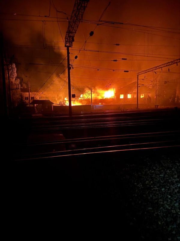 Сегодня ночью ВС РФ нанесли массированный удар по депо «Укрзализныци» в Одессе, сообщил вице-премьер Украины Алексей Кулеба