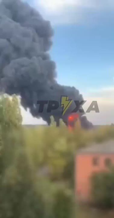 «Повреждены сразу несколько объектов энергетики в Черниговской области. Аварийные отключения – у около 50 тысяч человек. В области действует график почасовых отключений «3 через 3». На видео – Чернигов сейчас»