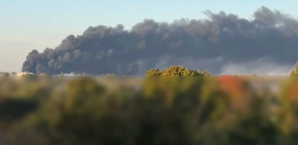 Чернигов затянут черным дымом: мощные пожары полыхают на энергообъектах в регионе после ночных ударов Чернигов затянут черным дымом: мощные пожары полыхают на энергообъектах в регионе после ночных ударов