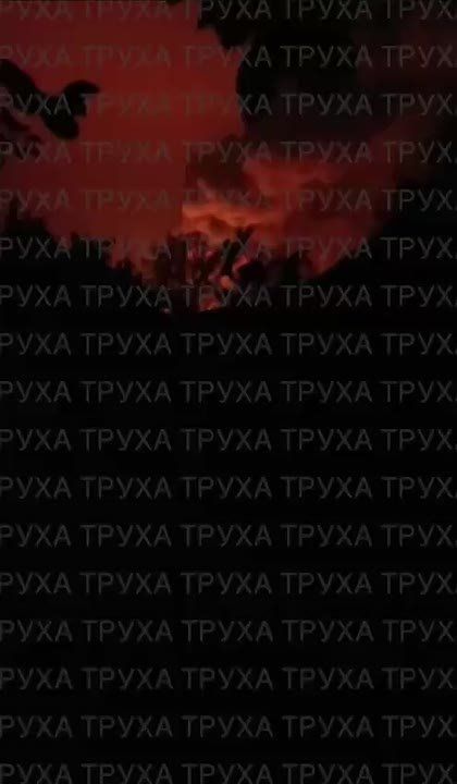 Черниговская область также подвергалась ночной атаке, в кадре виден огромный пожар