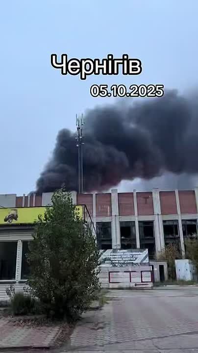 Чернигов Опубликовано видео возгорания в здании Черниговского Домостроительного Комбината (ВИДЕО)