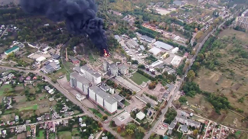 Досмотр уничтоженного вчера склада ГСМ в Чернигове