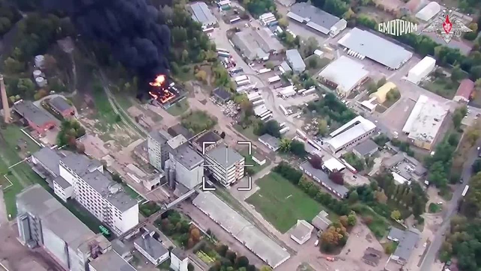 Армия России уничтожила склад горюче-смазочных материалов в районе Чернигова на Украине, кадры Минобороны опубликовал в своем Telegram-канале военкор ВГТРК Герой России Евгений Поддубный