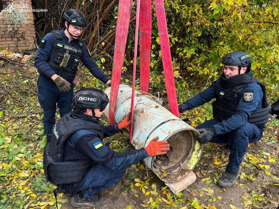В Черниговском районе пиротехники ГСЧС Украины обезвредили боевую часть российской крылатой ракеты «Искандер-К», которая упала на приусадебный участок и не взорвалась