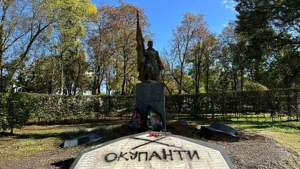 В Чернигове будет уничтожена братская могила воинов, павших в боях с нацистами, сообщают местные паблики