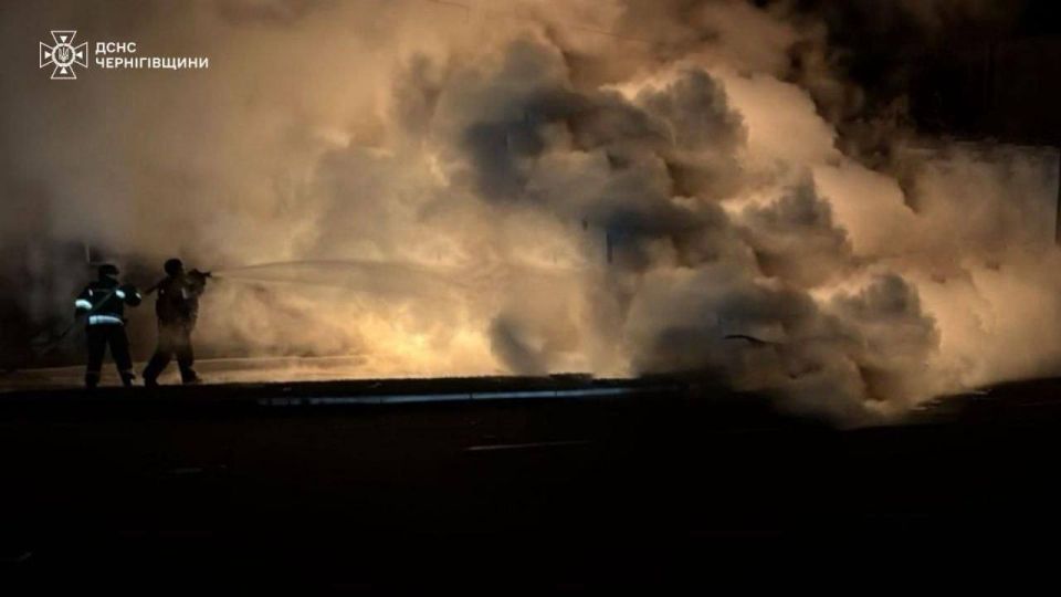 Украинские ресурсы сообщают, что российские дроны атаковали автозаправочные станции в Чернигове и его пригородах прошлой ночью