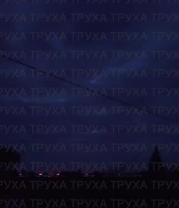 Публикуются всё новые кадры вечерних ударов "Гераней" по объектам противника в Нежине Черниговской области