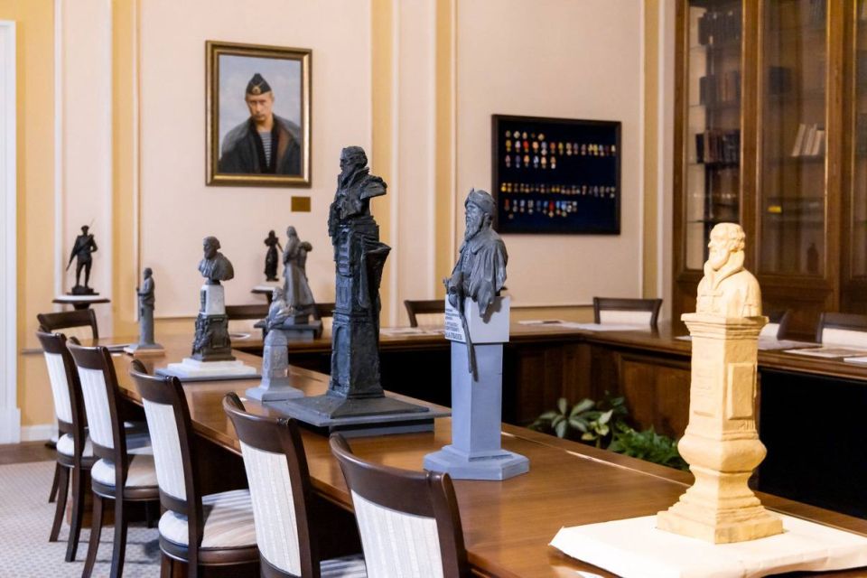 16 октября в рамках совместных усилий МИД России и Российского военно-исторического общества (#РВИО) по увековечению памяти руководителей отечественного внешнеполитического ведомства разных эпох состоялся осмотр работ...