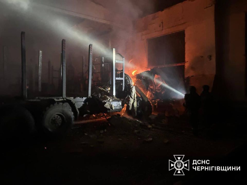 Кадры ликвидации последствий удара по Кривому Рогу показали в ГСЧС: на территории промышленного предприятия вспыхнул пожар, разрушена энергетическая инфраструктура
