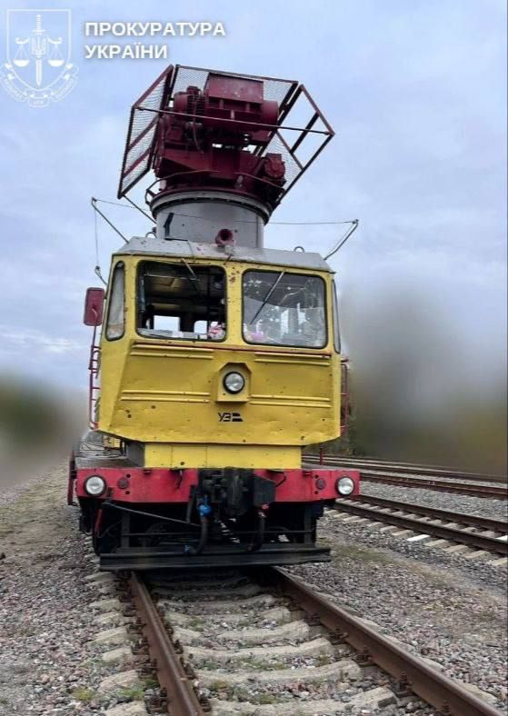 В Чернигове около 9:45 российский дрон ударил по железнодорожному локомотиву