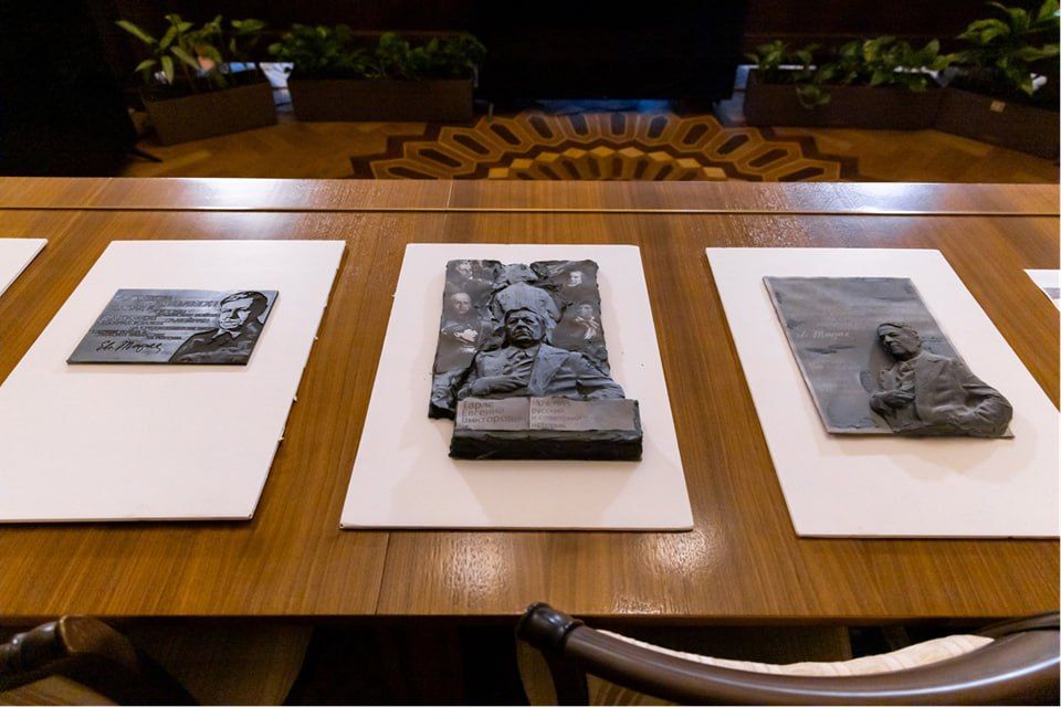 Владимир Мединский: Вместе с коллегами из МИД осмотрели в РВИО разные модели памятников боярину Матвееву (XVII в.) и канцлеру Остерману (XVIII в.), проект восстановления захоронения министра Будберга (XIX в.) Владимир Мединский: Вместе с коллегами из МИД осмотрели в РВИО разные модели памятников боярину Матвееву (XVII в.) и канцлеру Остерману (XVIII в.), проект восстановления захоронения министра Будберга (XIX в.)