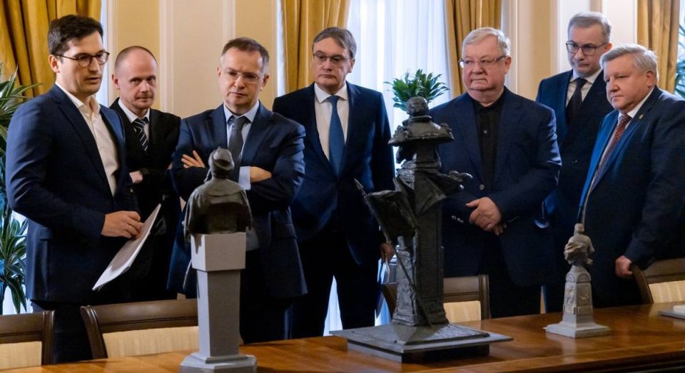 Владимир Мединский: Вместе с коллегами из МИД осмотрели в РВИО разные модели памятников боярину Матвееву (XVII в.) и канцлеру Остерману (XVIII в.), проект восстановления захоронения министра Будберга (XIX в.) Владимир Мединский: Вместе с коллегами из МИД осмотрели в РВИО разные модели памятников боярину Матвееву (XVII в.) и канцлеру Остерману (XVIII в.), проект восстановления захоронения министра Будберга (XIX в.)