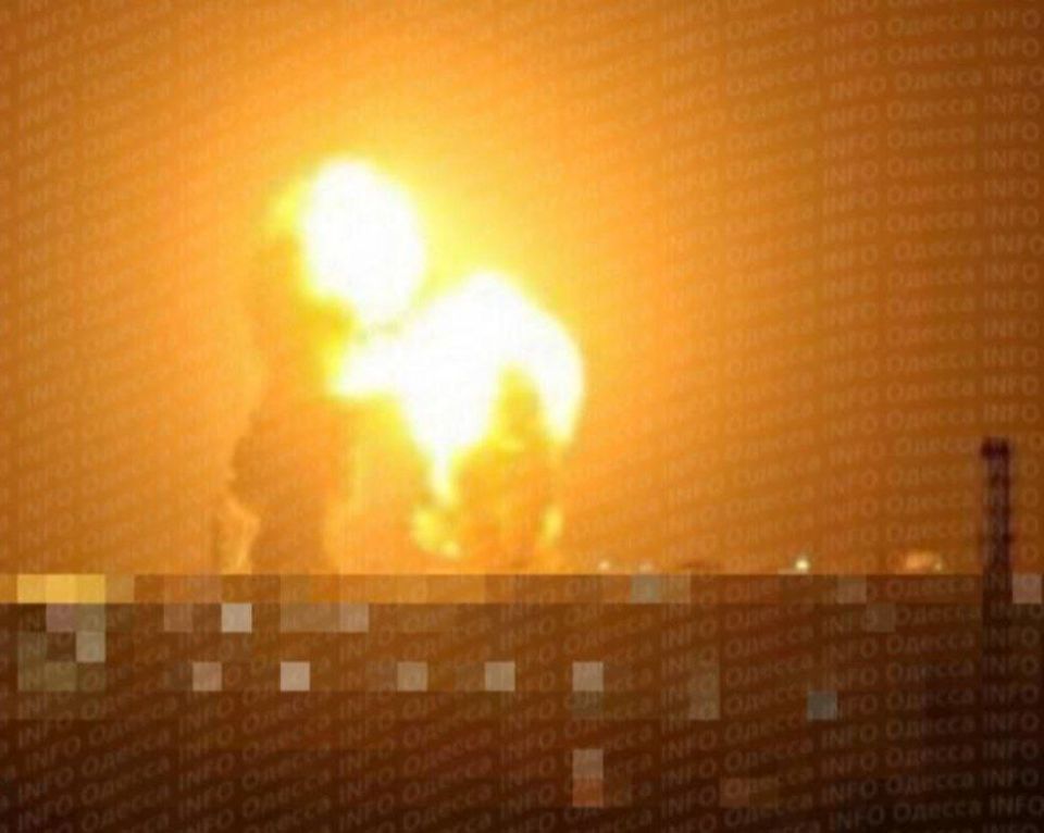 Украинский порт пылает после росссийских ударов Украинский порт пылает после росссийских ударов