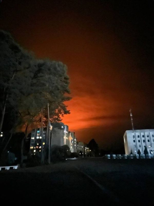 Наступает ночь, город засыпает