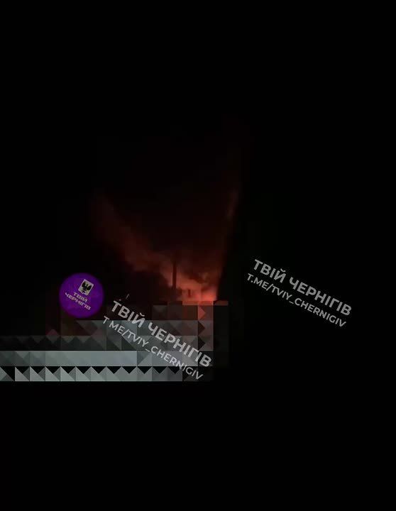 Пожар на месте прилета – кадры, как утверждается, из Сновска Черниговской области, где ночью ВС РФ нанесли удар по инфраструктуре противника