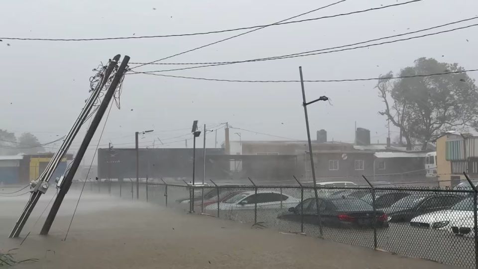 Ураган на Ямайке только усиливается: потоки воды сносят машины, тысячи людей без света, есть первые погибшие Ураган на Ямайке только усиливается: потоки воды сносят машины, тысячи людей без света, есть первые погибшие