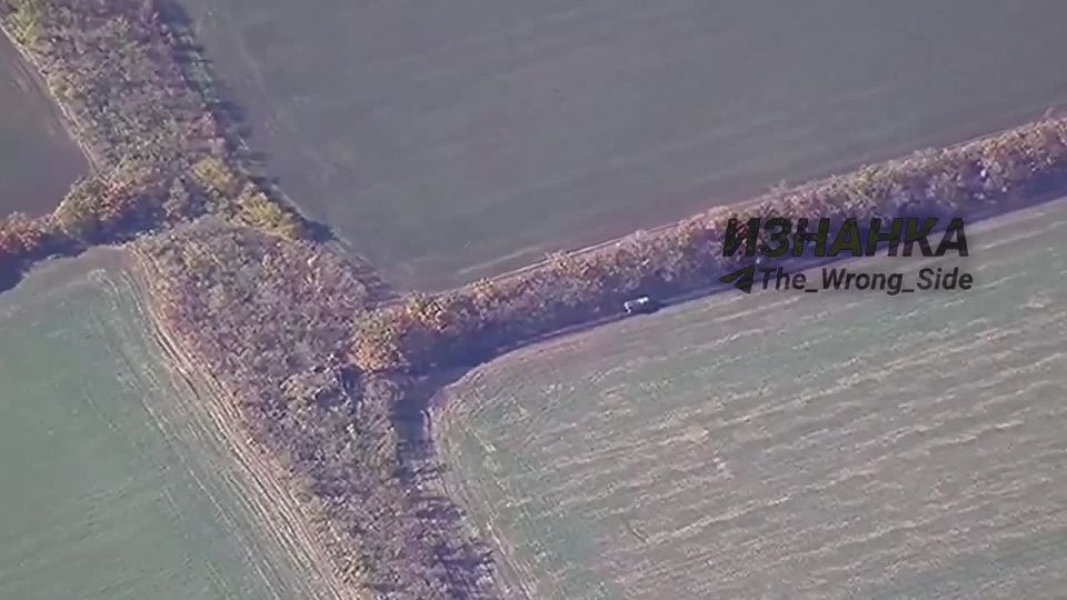 «Ланцет» уничтожает вражескую самоходную огневую установку ЗРК «Бук-М1» около села Привольное в Черниговской области, расстояние до границы не менее 43 км