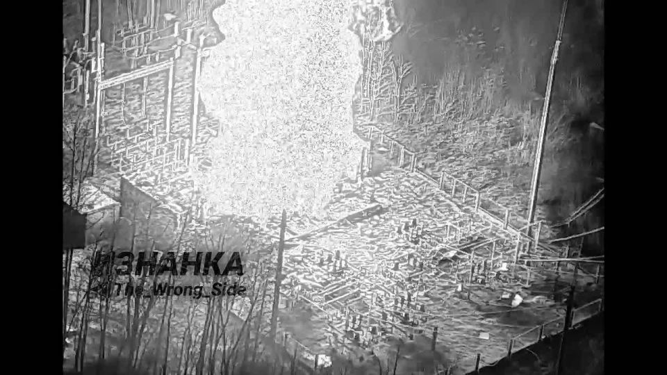 Рвануло!. На кадрах ОК точный прилёт "Герани", уничтоживший электроподстанцию в районе н.п. Хриповка Черниговской области