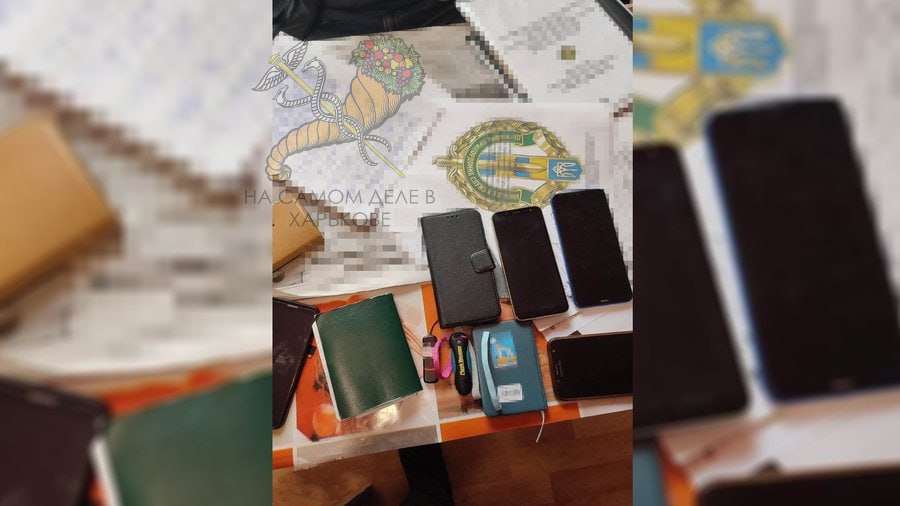 В Чернигове двое оперативников СБУ купили в ломбарде телефон, сфальсифицировали переписку якобы между агентом ФСБ и его кураторами, и подбросили этот телефон пограничнику