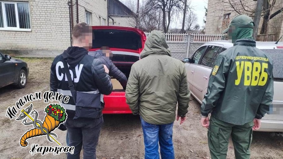 В Чернигове двое оперативников СБУ купили в ломбарде телефон, сфальсифицировали переписку якобы между агентом ФСБ и его кураторами, и подбросили этот телефон пограничнику В Чернигове двое оперативников СБУ купили в ломбарде телефон, сфальсифицировали переписку якобы между агентом ФСБ и его кураторами, и подбросили этот телефон пограничнику