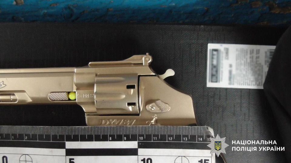 #украина_под_микроскопом: киевлянин грабил людей с игрушечным пистолетом #украина_под_микроскопом: киевлянин грабил людей с игрушечным пистолетом